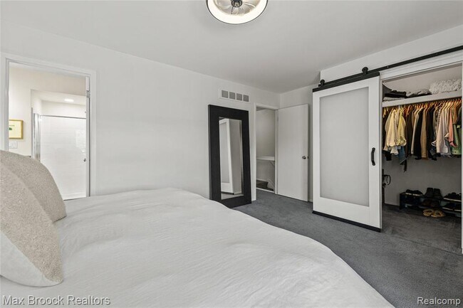 Building Photo - 704 Oakbrook Ridge Dr