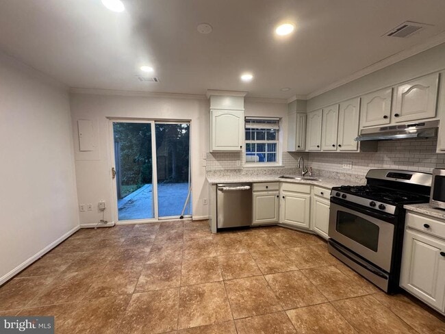 Building Photo - 8876 Stable Forest Pl