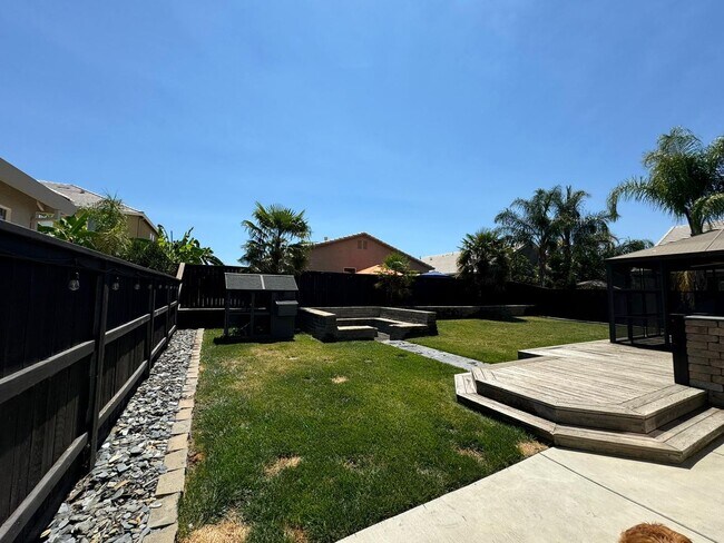 Building Photo - Stunning 4/3 in Roseville! 2 Car Garage!