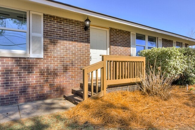 Building Photo - 208 Maywood Dr