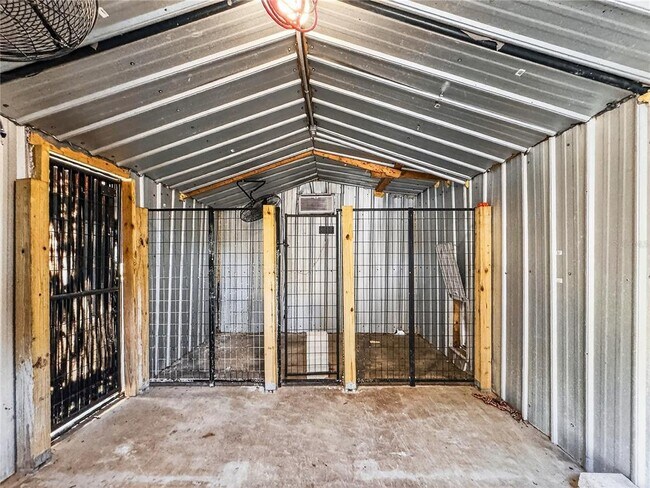 Building Photo - 2304 Country Club Rd