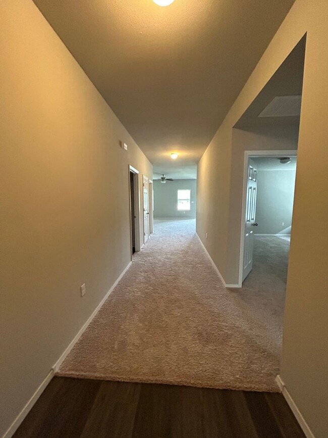 Building Photo - 3 bedroom 2 1/2 bath house with 2 car garage.