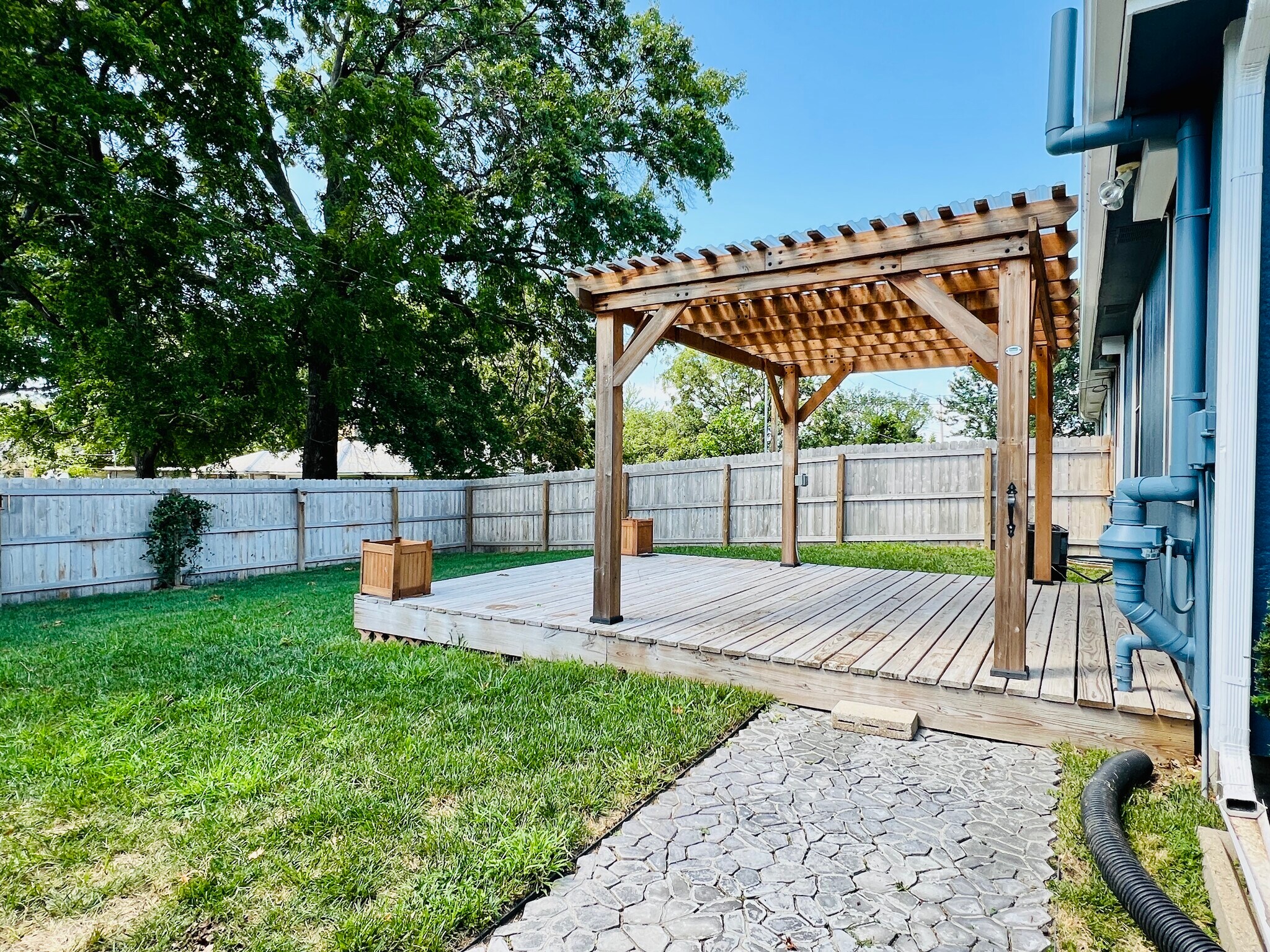 Deck with covered pergola - 1019 SW Kent Pl
