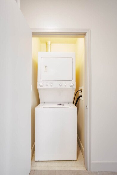 Building Photo - 121 E Freedom Way