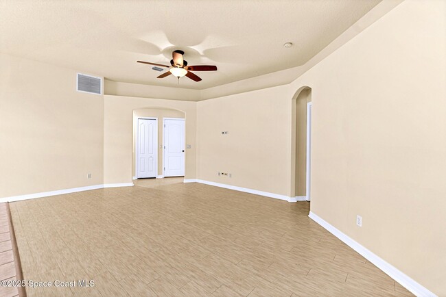 Building Photo - 960 Villa Dr