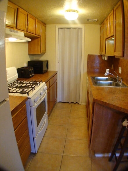 Building Photo - 8616 Putnam Dr
