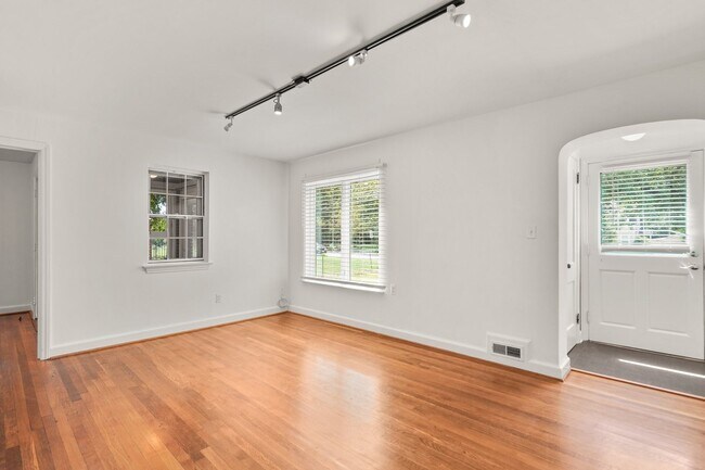 Building Photo - 2 Bed 1 Bath - Takoma Park Cottage- Large ...