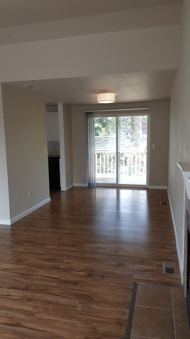 Building Photo - UNIVERSITY PLACE 4 bdrm, 2 bath, $2995 rent 6 month lease