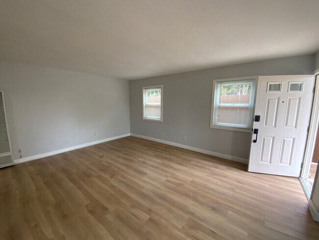 Building Photo - Great Location Close to Schools