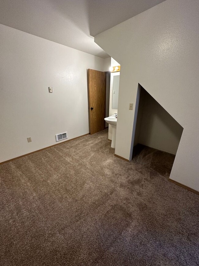 Building Photo - Townhouse Close to COCC! All New Carpet & ...