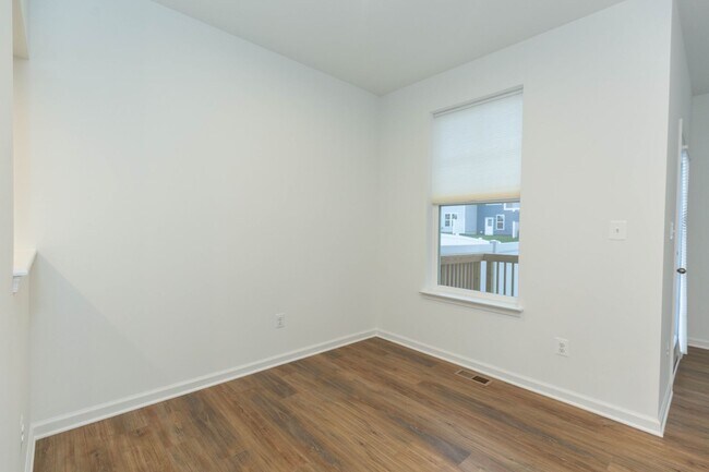 Building Photo - 3 Bed/3.5 Bath NEW Townhome in Charles Town, WV