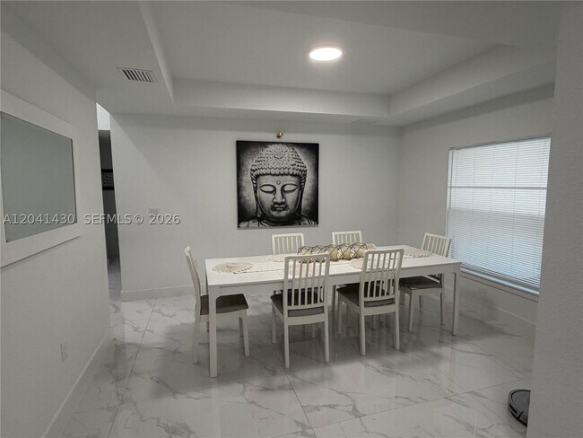 Building Photo - 1006 Rush