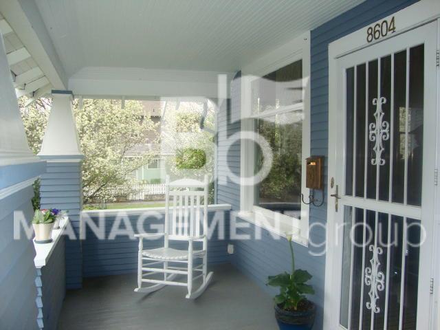 Building Photo - Charming Sellwood Home Offers Lots of Character & Charm!