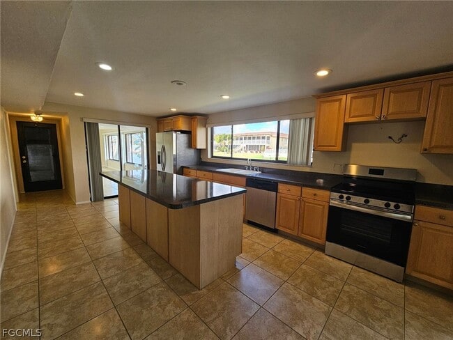 Building Photo - 1221 SE 46th Ln