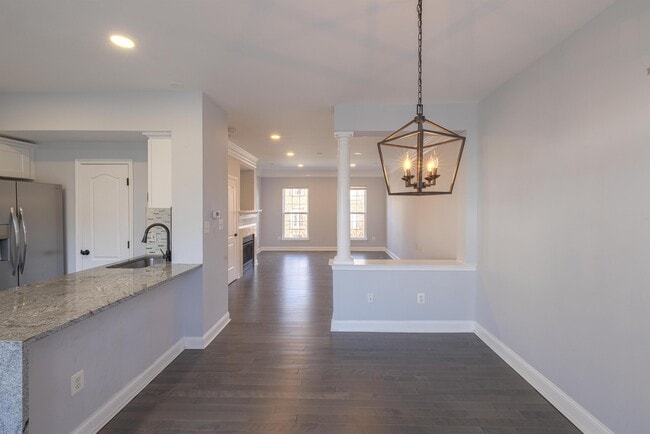 Building Photo - 904 Crestfield Dr