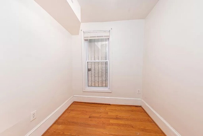 Building Photo - Charming 2br/1ba Near U St/Shaw with Parking!