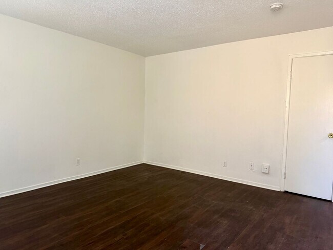 Building Photo - 489 S Backer Ave