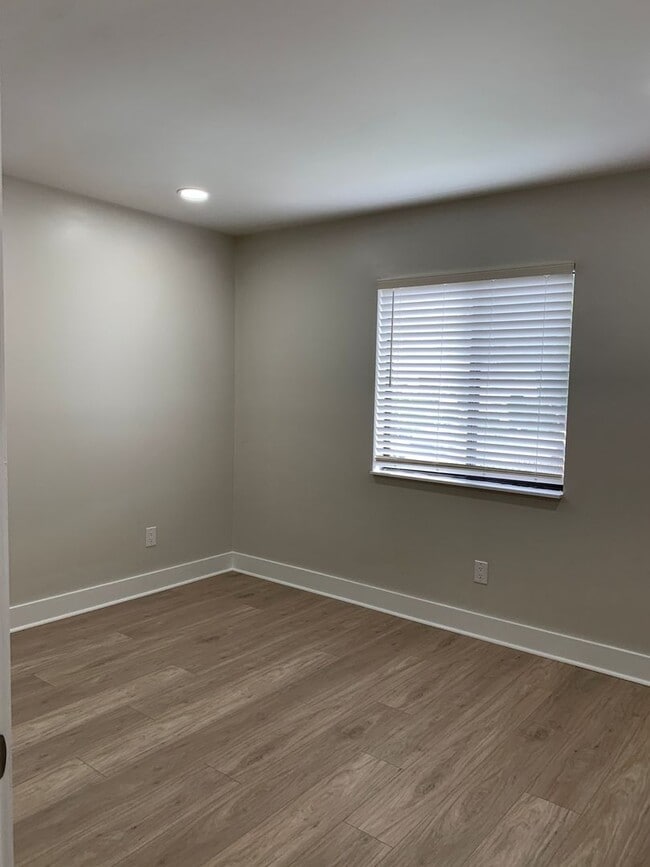 Building Photo - Completely Renovated 2 Bedroom 2 Bath Park Place Condo