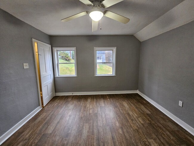 Building Photo - 2 bedroom 1 bath house for rent in West Mi...