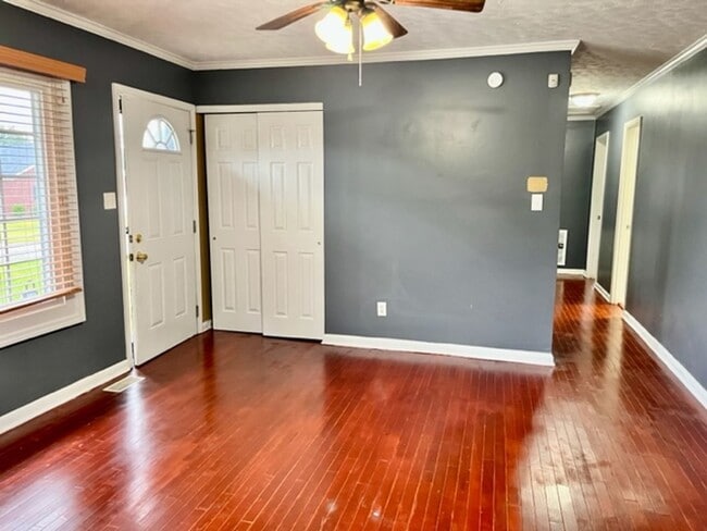 Building Photo - Rental Avail in Montclair!