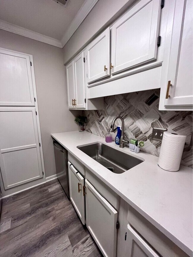 Building Photo - 1303 Pine Heights Dr NE