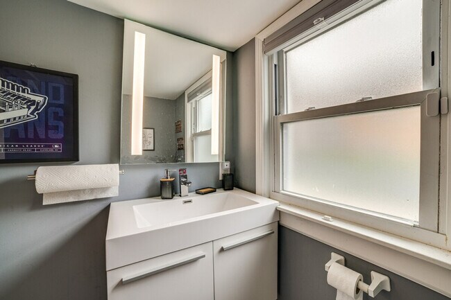 Building Photo - 737 E 157th Pl
