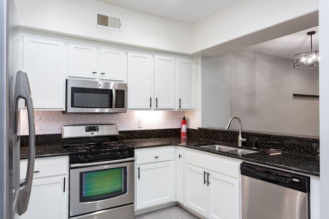 Building Photo - Beautiful Townhome in the heart of East Lake!