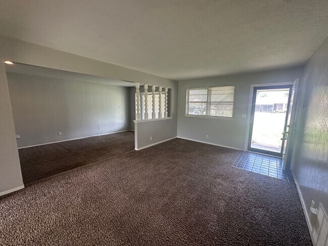 Building Photo - 4844 Woodview Dr