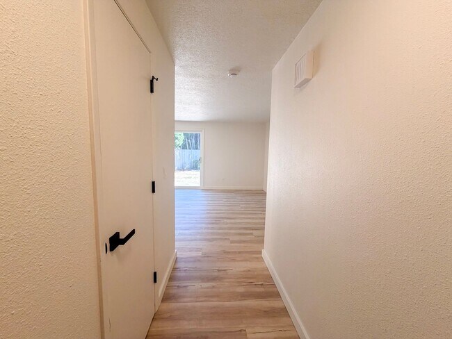 Building Photo - 4507-4517-4517 Boulder Dr SE
