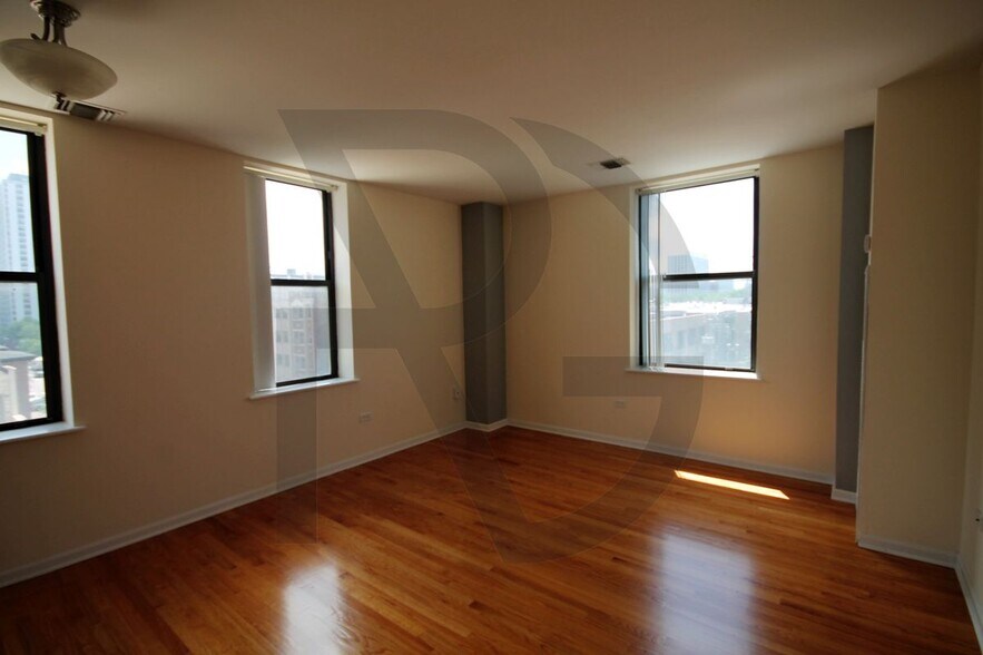 Building Photo - 4607 N Sheridan Rd