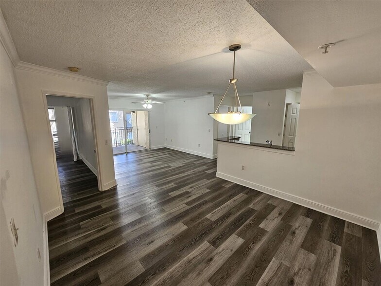 Building Photo - 2451 Centergate Dr
