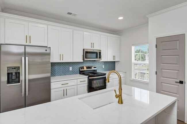 Building Photo - Pre-Leasing for the 26-27 School Year! - N...