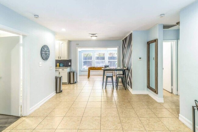 Building Photo - 2908 Stetson St