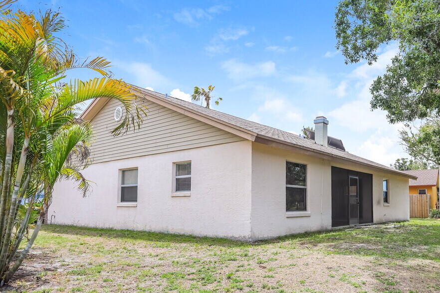 Building Photo - 606 49th St E