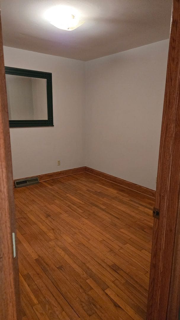 Building Photo - **RIVERFRONT 4-BEDROOM/2-BATH WITH 4-CAR GARAGE, FULL BASEMENT!!**