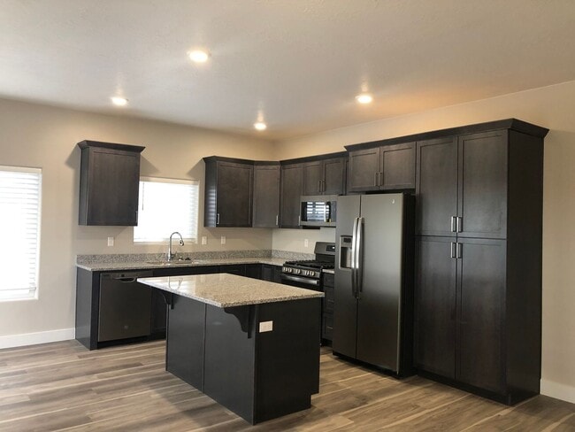 Building Photo - 4 Bedroom 2.5 Bathroom Townhome