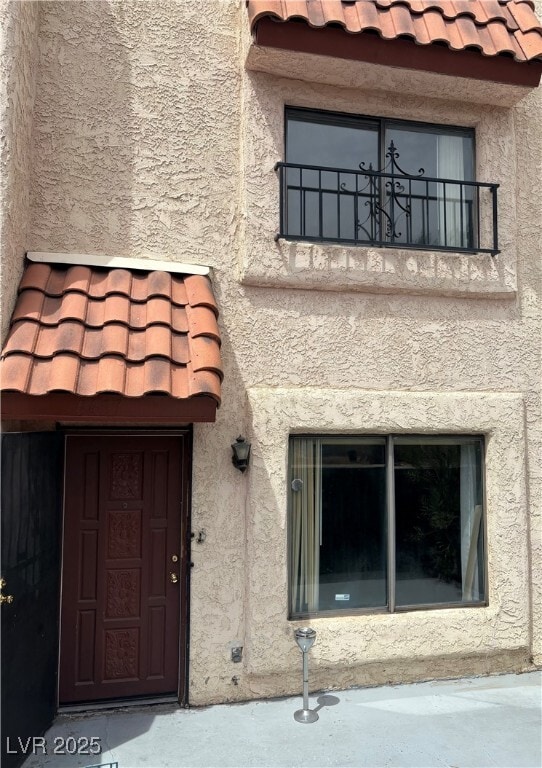 Building Photo - 5457 Escondido St