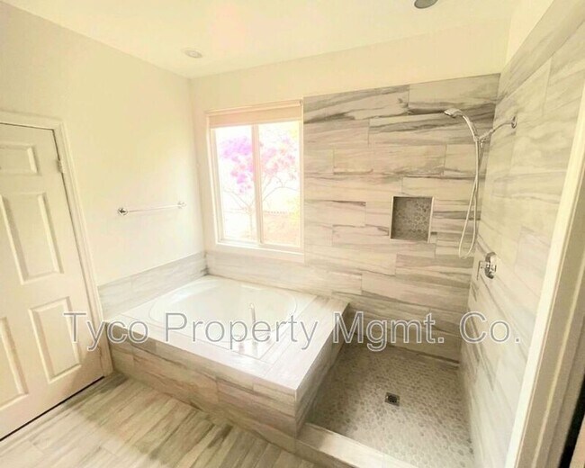 Building Photo - 2021 Pleasant Waters Ct