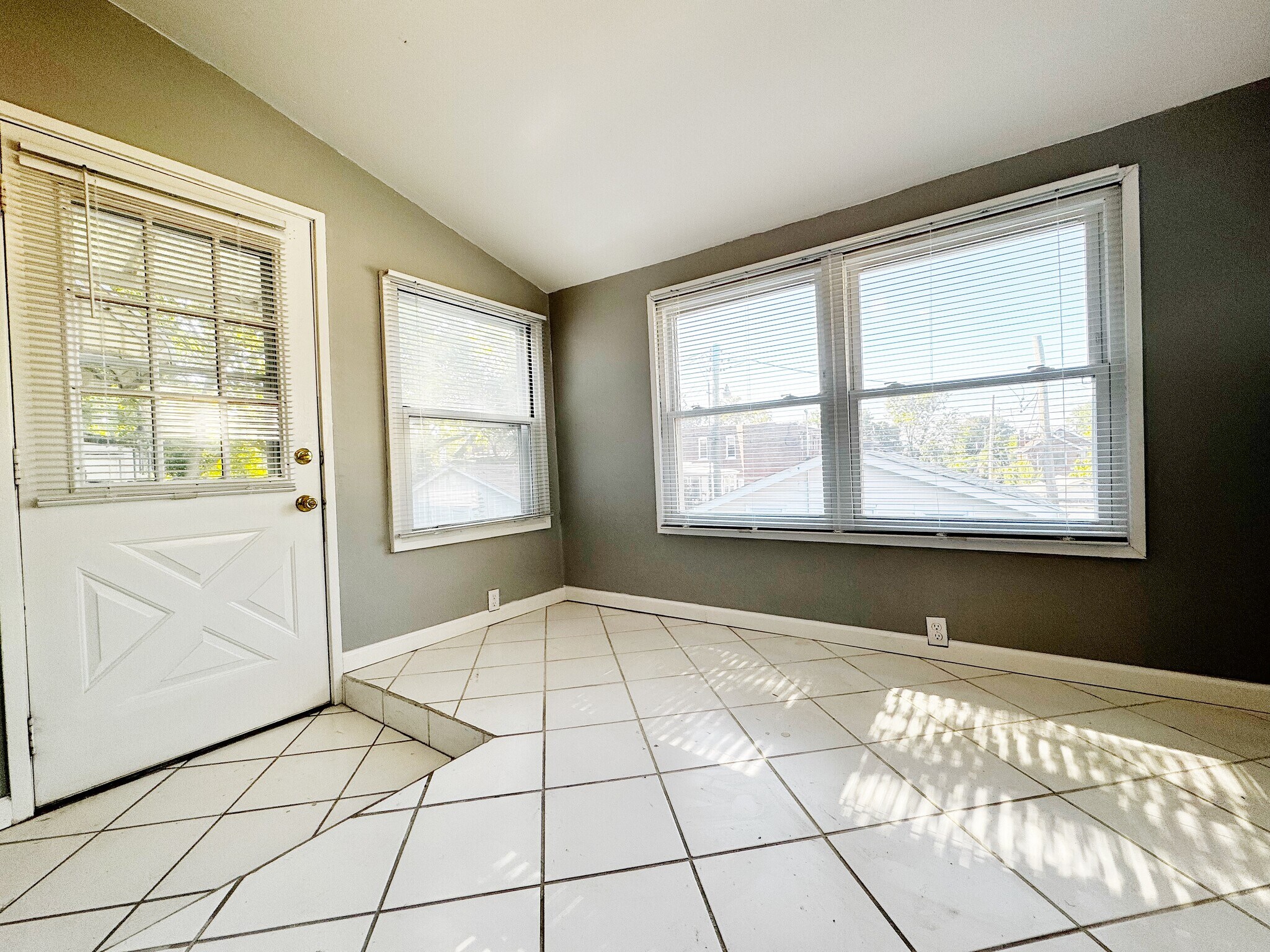 Sunporch - 3808 Fairview Ave