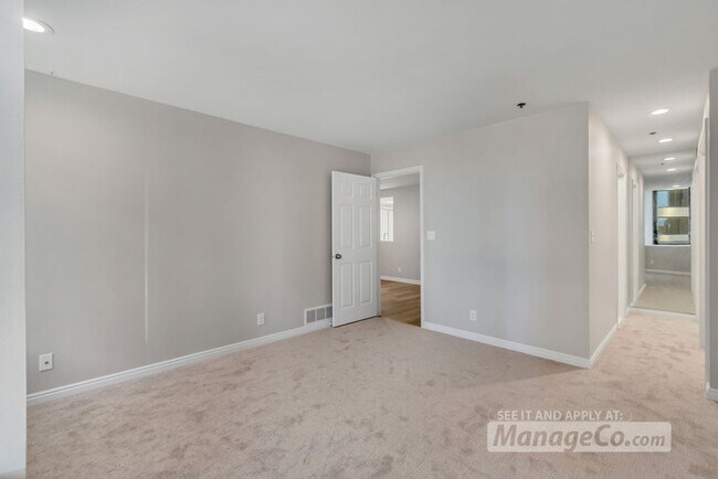 Building Photo - Chic 1BR/1.5BA Condo w/ Unbeatable Downtow...
