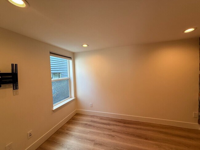 Building Photo - Modern Townhome Just One Block from Green ...