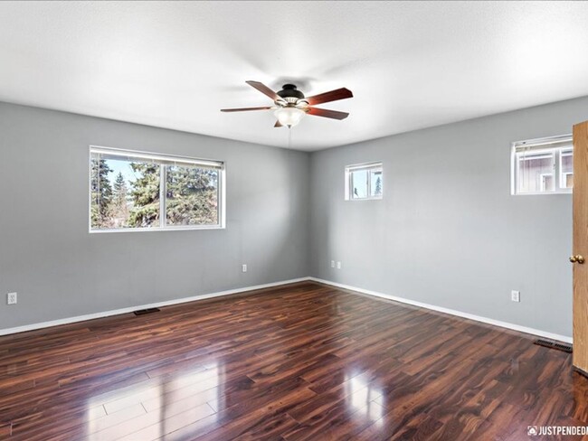 Building Photo - Spacious & Updated 3 Bedroom Duplex Near M...