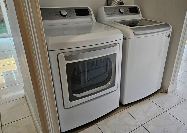 Building Photo - 177 NE 12th Ave