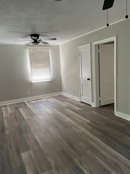 Building Photo - 208 E Vineland Rd