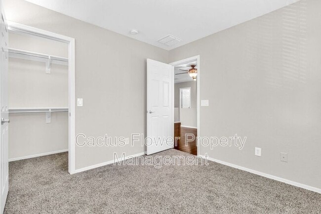 Building Photo - 2544 E Vermont Dr