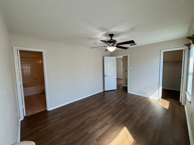 Building Photo - BEAUTIFUL SINGLE STORY HOME  |  CLOSE TO HWY 90 & 1604 | SHOPPING & RESTAURANTS