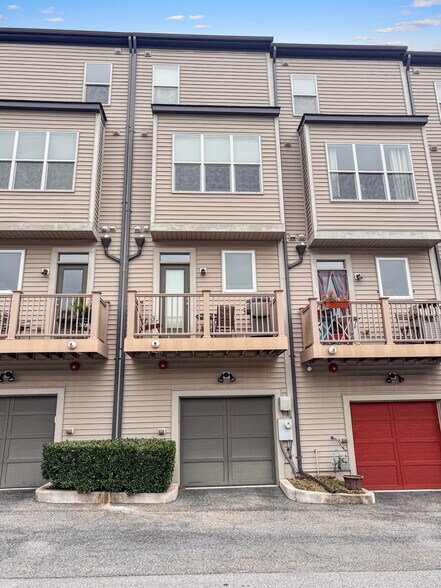 Building Photo - 5610 45th Ave