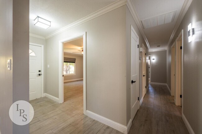 Building Photo - Fresno Eastside Home, 3BR/2BA, Near CSUF –...