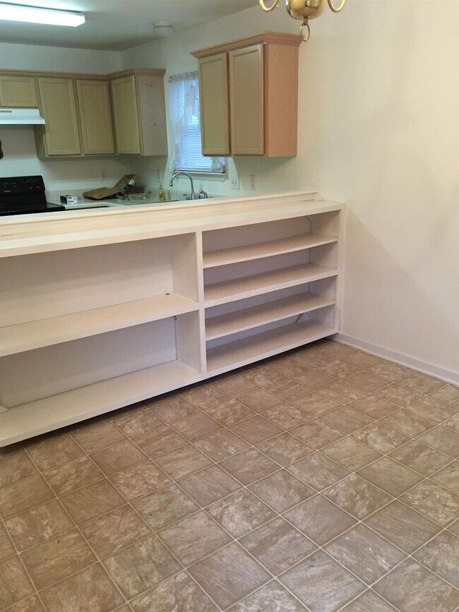 Building Photo - 3 Bedroom Hendersonville Ranch