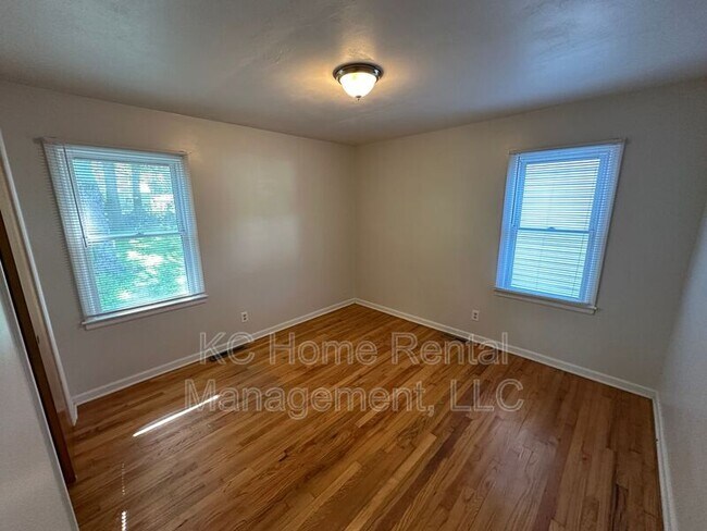 Building Photo - 5911 Farley Ave
